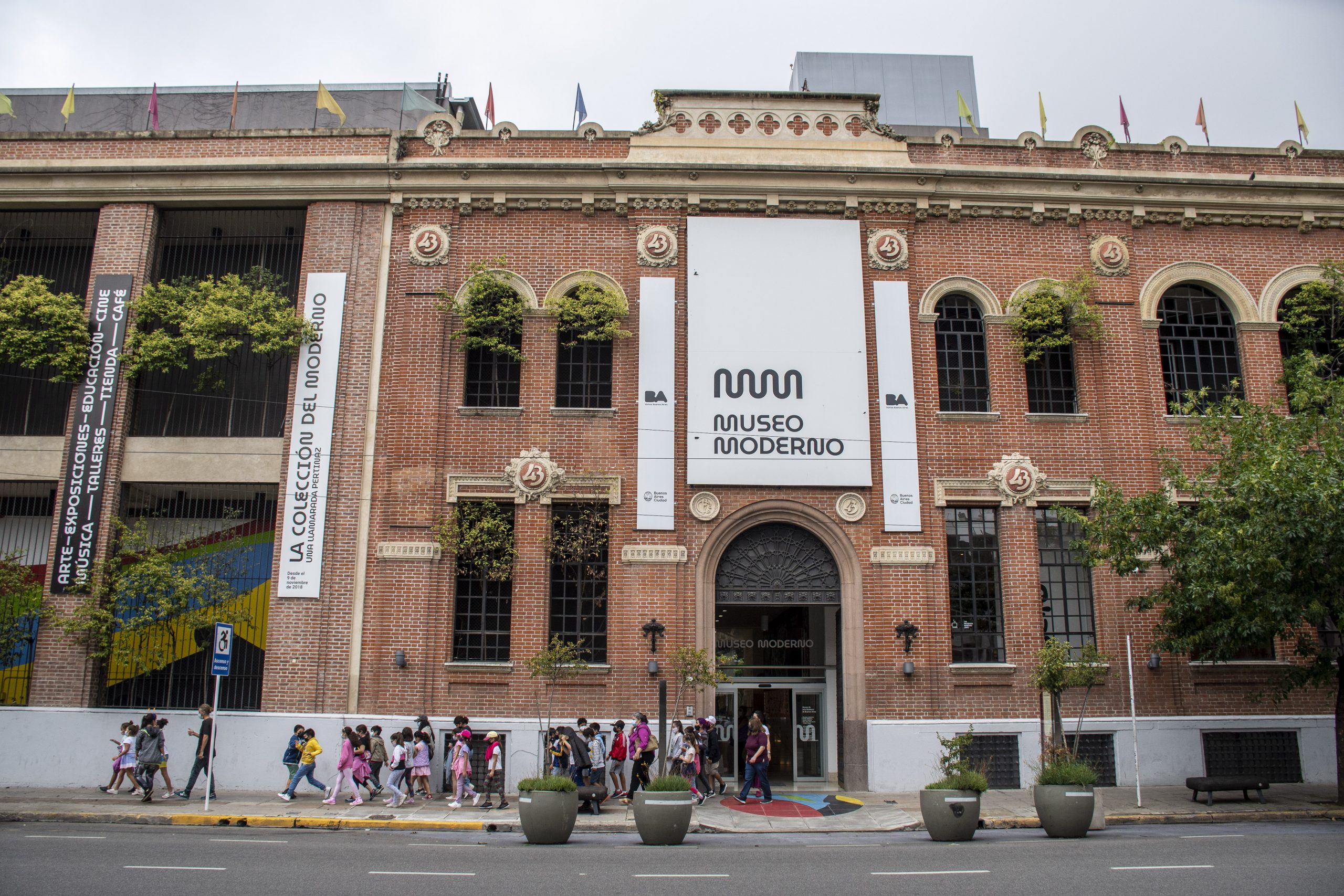 Fotografía de la fachada del museo de arte moderno de buenos aires