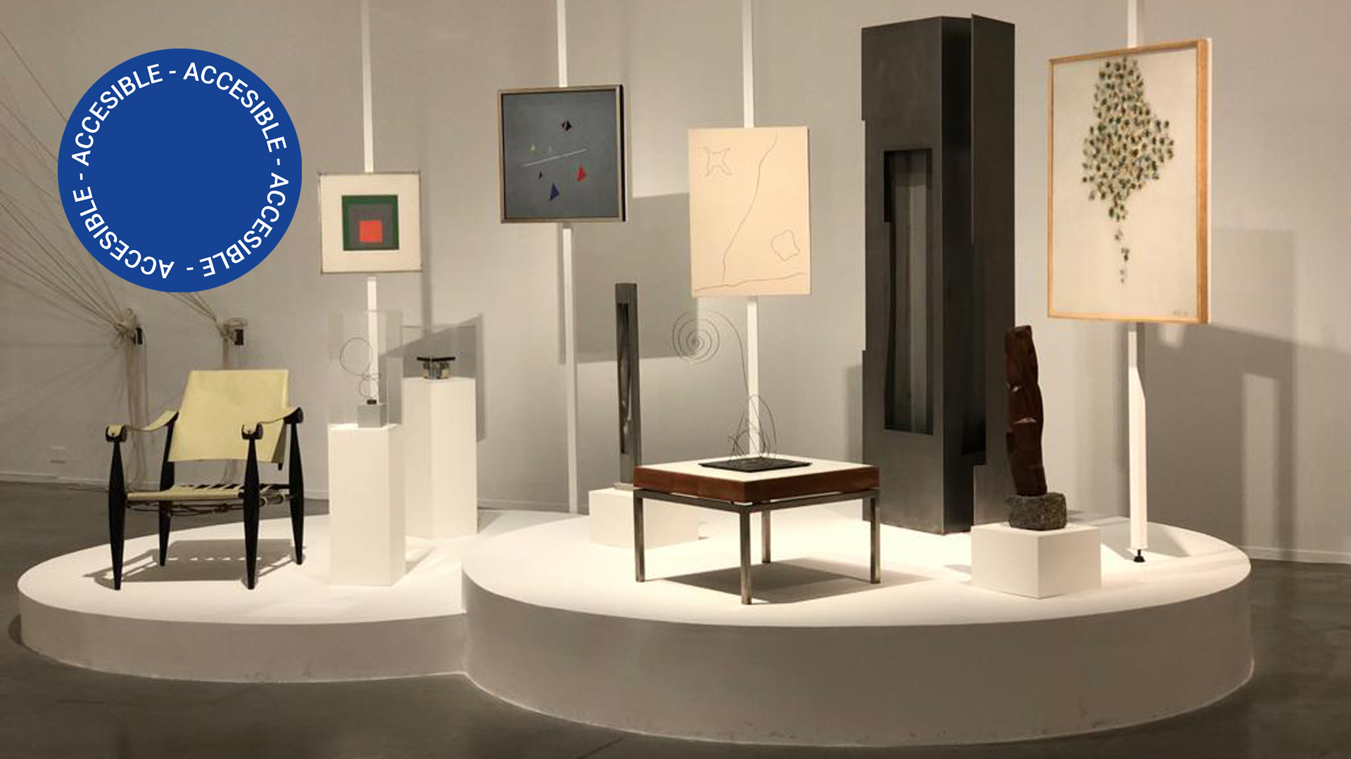Imagen fotográfica de sala en la exhibición Vida abstracta donde se ven obras de la Colección Pirovano, patrimonio del Museo de Arte Moderno de Buenos Aires.