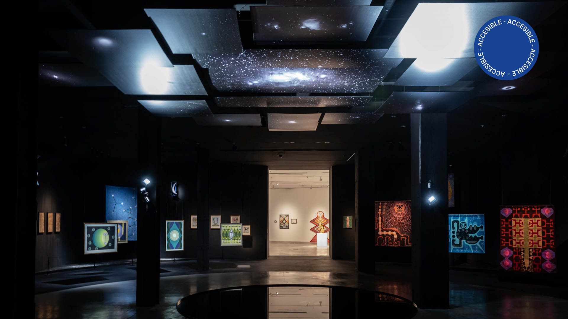 La fotografía muestra una de las salas de la exhibición A 18 minutos del Sol.