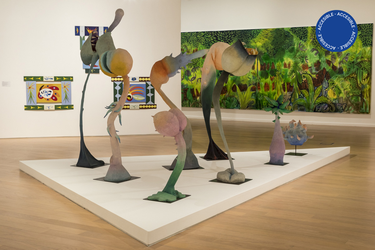 Imagen de una de las salas de exposición de Manifiesto verde, en donde aparecen distintas pinturas y esculturas. Entre ellas, La boca del infierno de Florencia Böhtlingk, óleo sobre tela del año 2019.