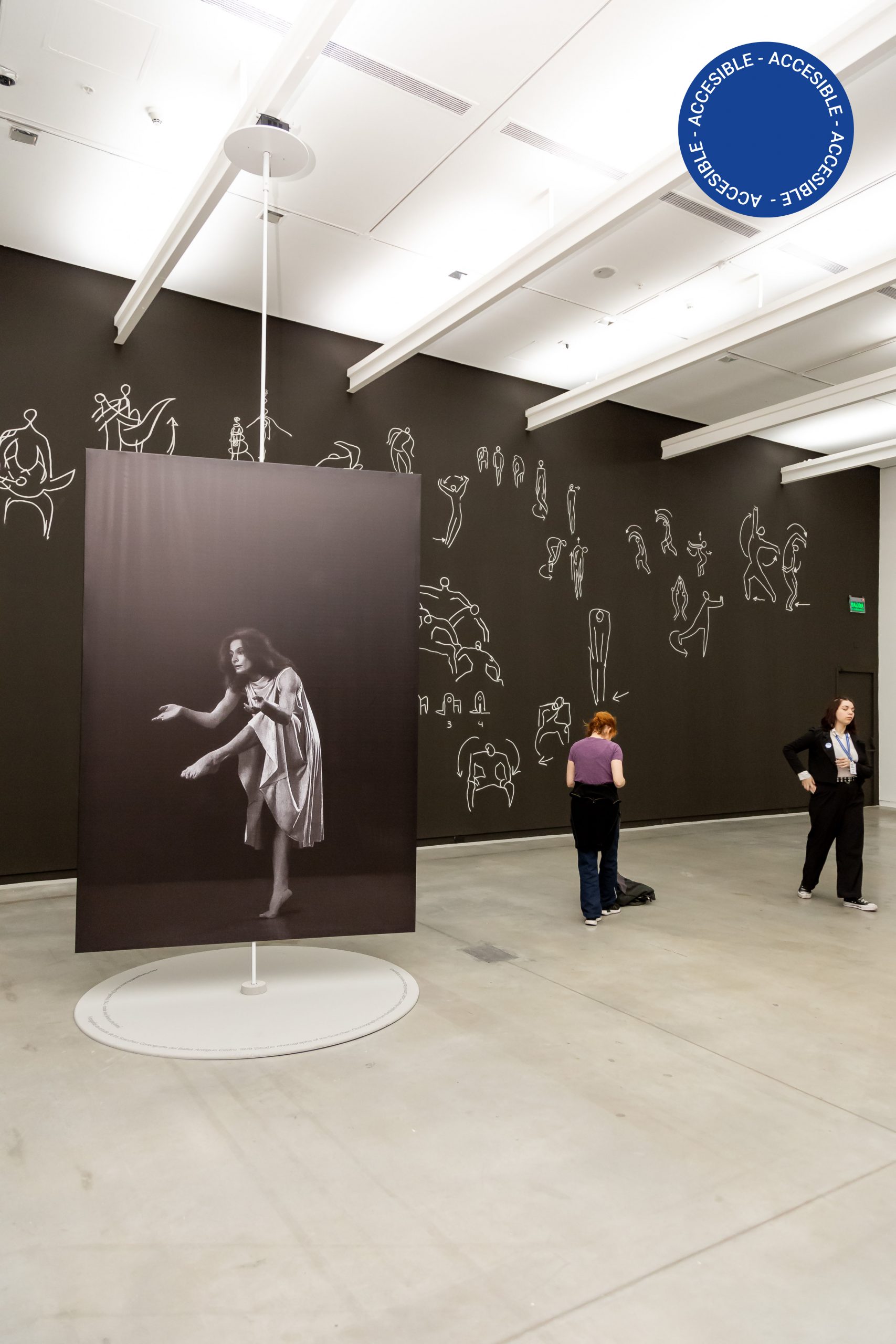 Foto muestra la sala de Danza actual donde se ve la fotografía de una bailarina en blanco y negro