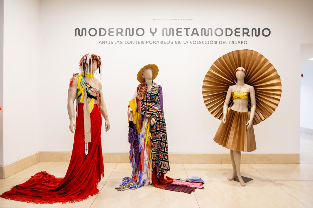 imágenes muestran obras exhibidas en las salas de la exposición Moderno y MetaModerno