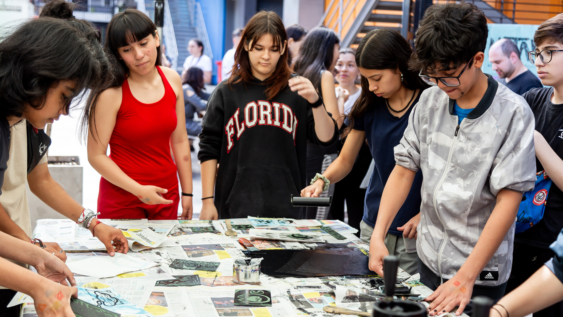 Jóvenes realizando una acción artística con tinta