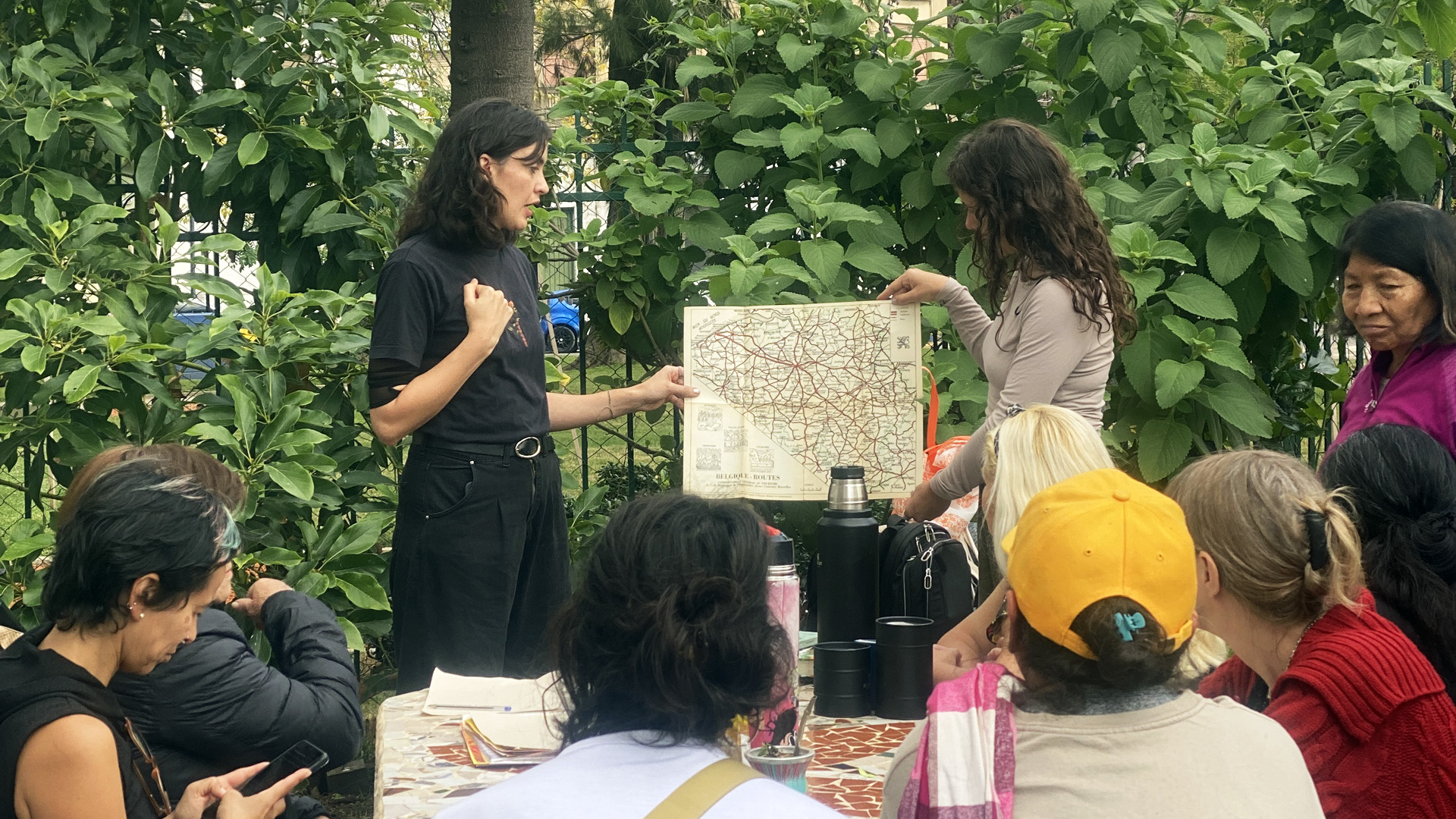 Se muestra al colectivo Híbrida explicando un ejercicio a partir de un mapa.