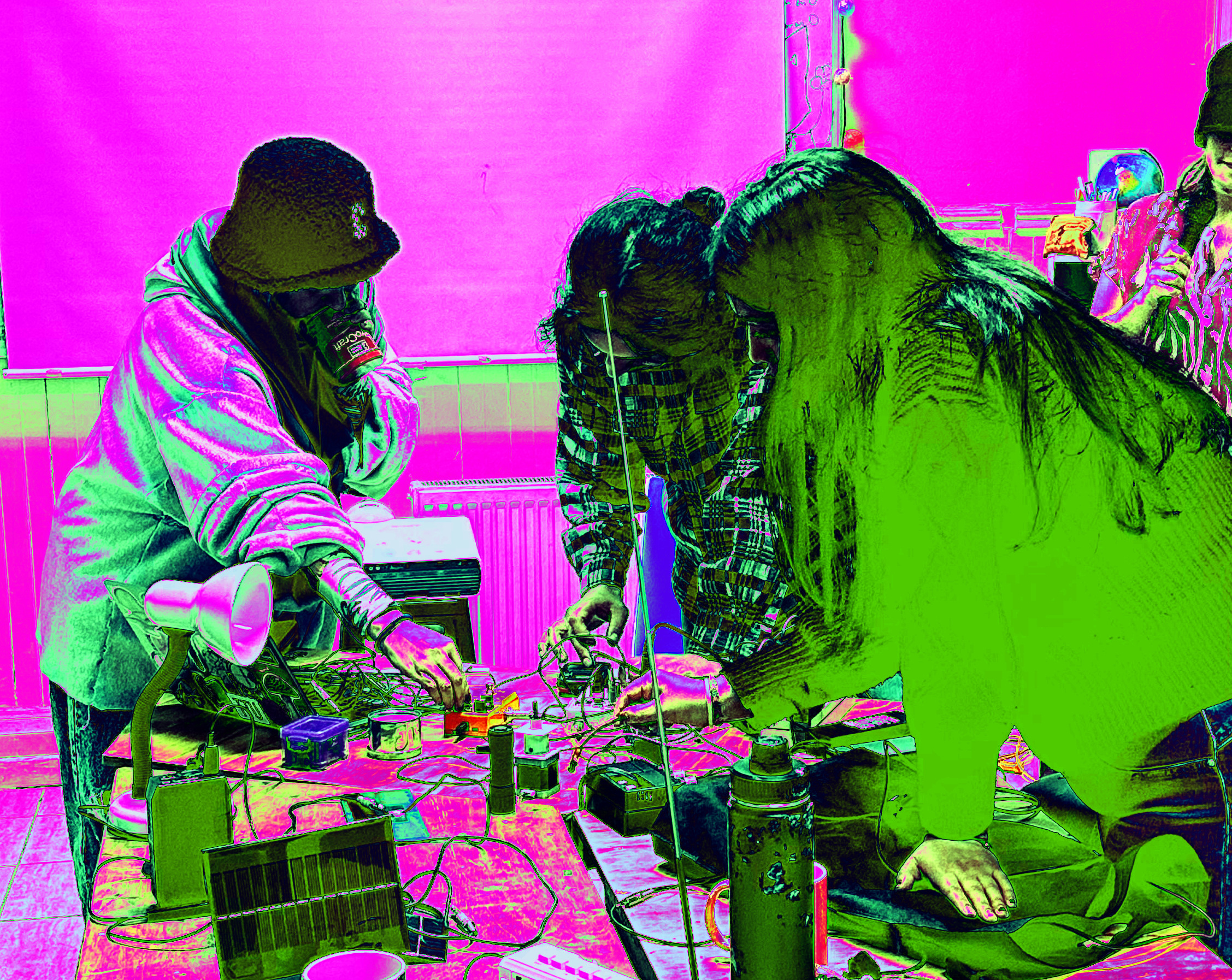 Grupo de personas operando un espacio radial experimental