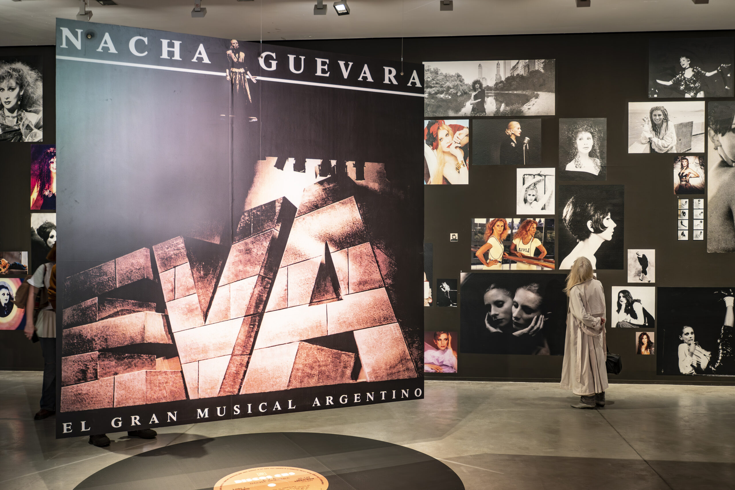 Fotografía a color una persona observa las obras dentro de la exposición Nacha Guevara: Aquí estoy en el Museo Moderno.