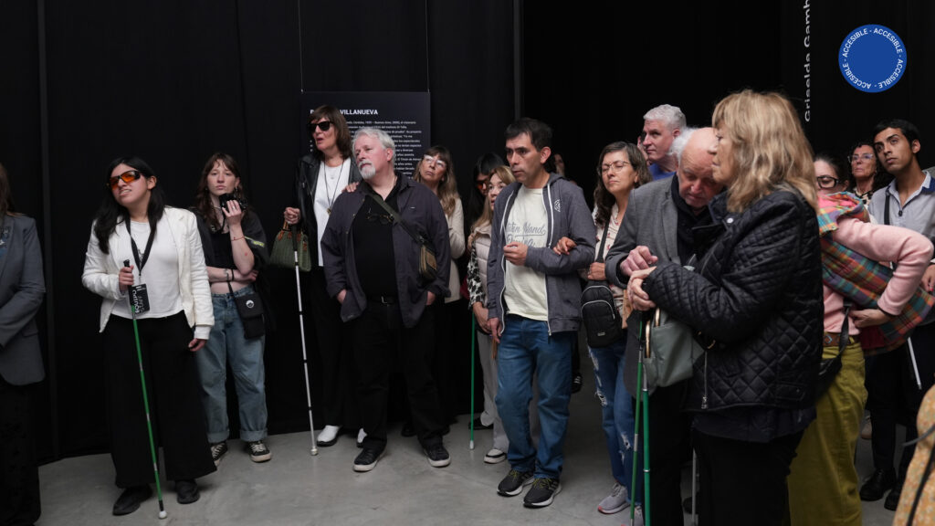Foto muestra una vista por Esto es teatro, guiada por Amparo Portal, educadora con baja visión.
