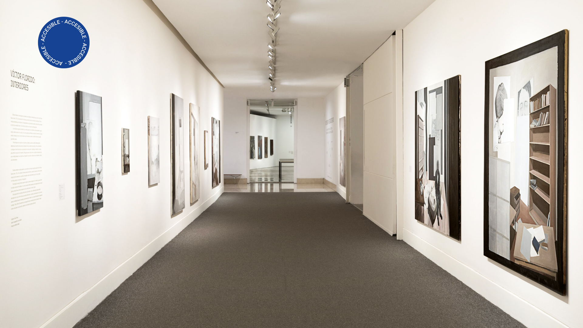 La imagen muestra el pasillo del primer piso, donde se ven las obras del artista Víctor Florido.