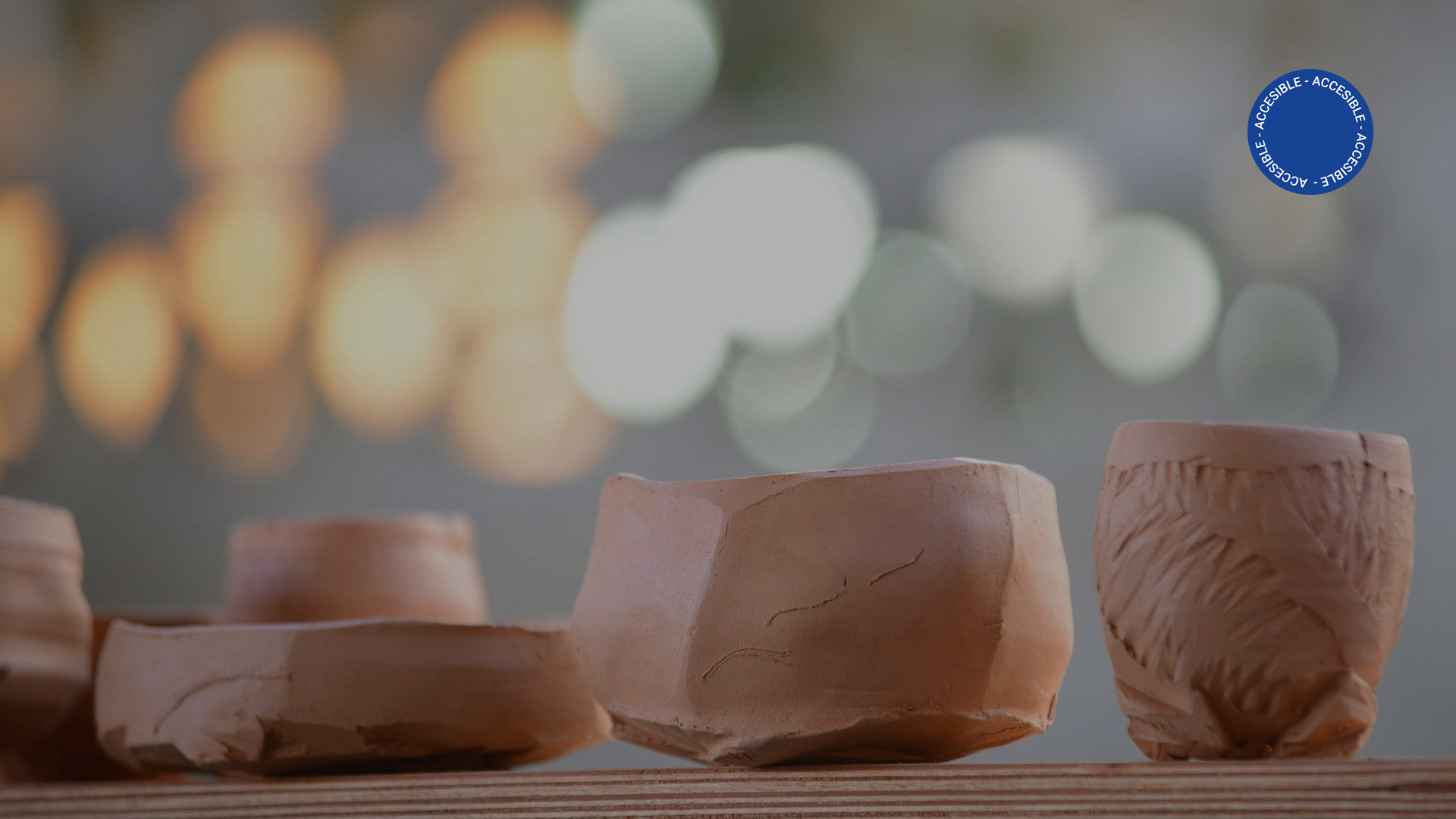 Imágen muestra una serie de piezas de barro