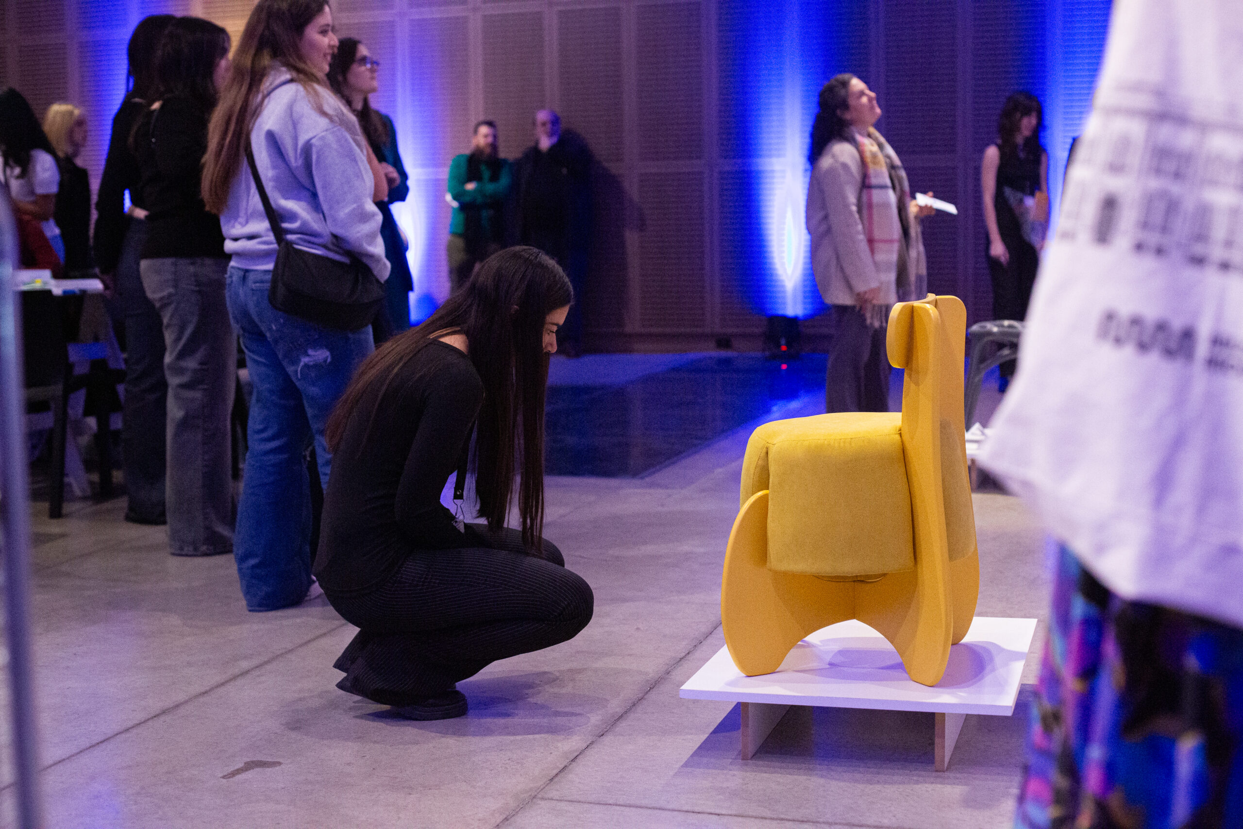 en la fotografía a color se puede ver a una chica observando un mobiliario de diseño dentro del taller en el Museo Moderno