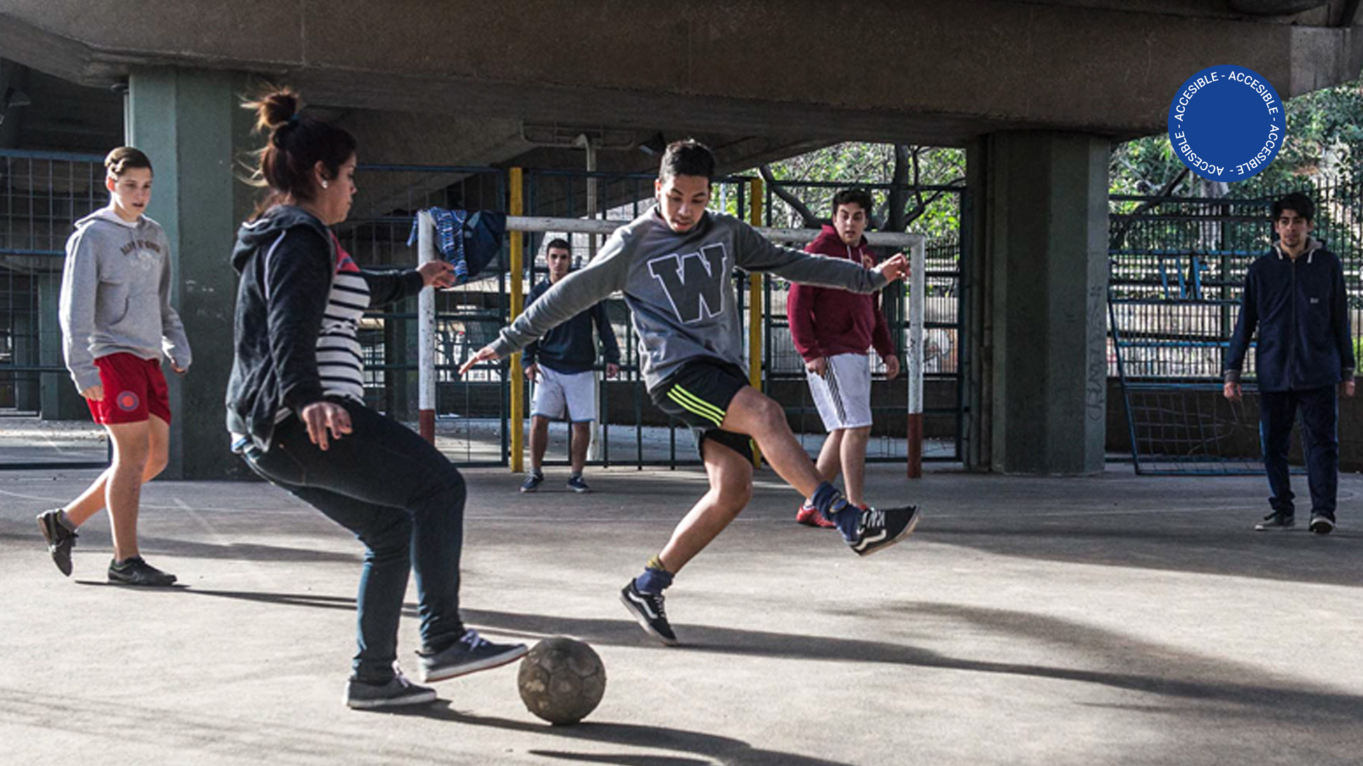 Imagen muestra personas jugando a la pelota