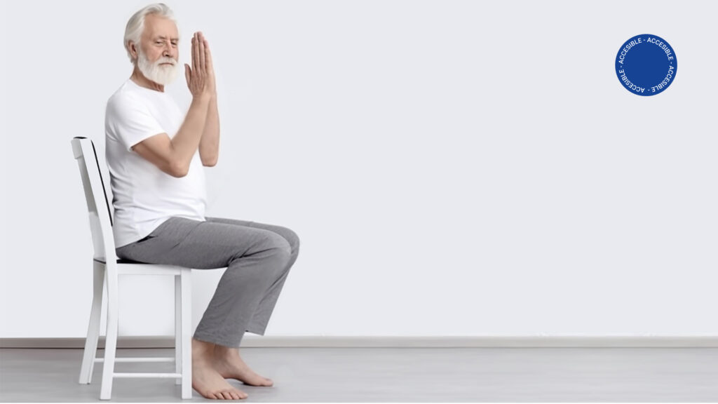Fotografía muestra la práctica de yoga en silla