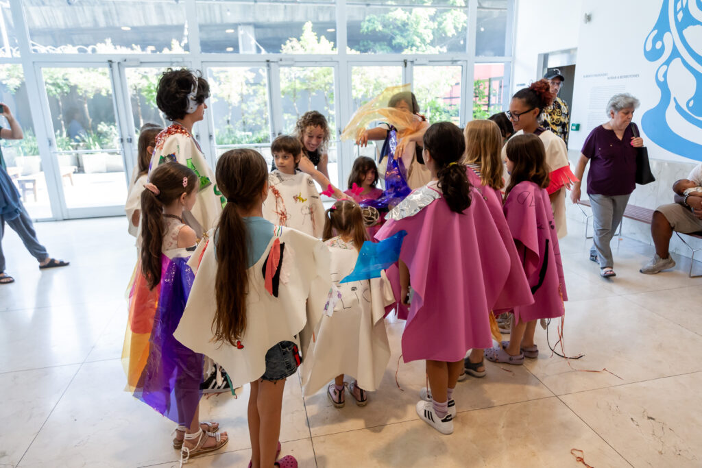 Un grupo de niños y niñas participan de una actividad junto a las educadoras del Museo Moderno