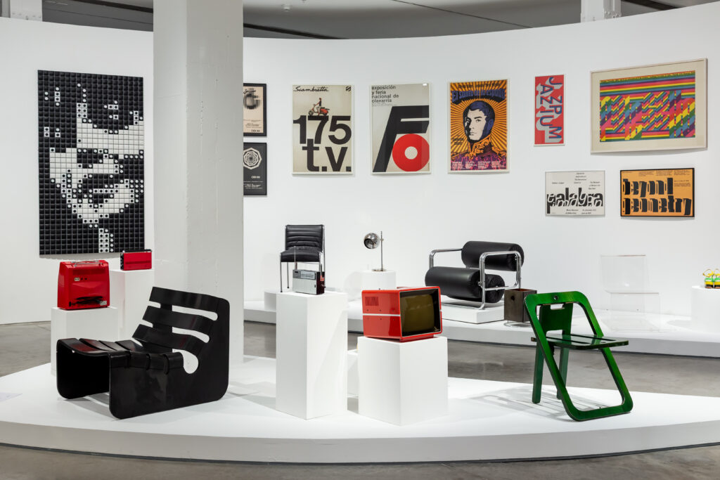 En la fotografía a color, una serie de obras expuestas en la sala E del Museo Moderno en marco de la exposición "Moderno y MetaModerno: Edición 70 Aniversario"