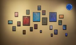 En la fotografía a color se observan una serie de obras de Virginia Buitrón exhibidas en la exposición Naturaleza arquitecta en el Museo Moderno