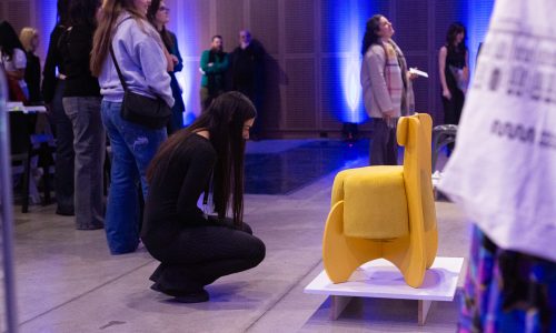 en la fotografía a color se puede ver a una chica observando un mobiliario de diseño dentro del taller en el Museo Moderno