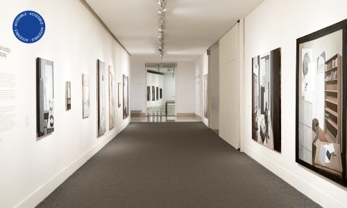 La imagen muestra el pasillo del primer piso, donde se ven las obras del artista Víctor Florido.