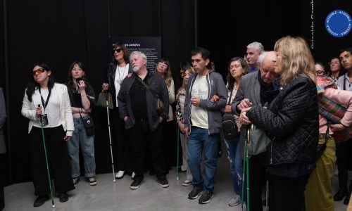 Foto muestra una vista por Esto es teatro, guiada por Amparo Portal, educadora con baja visión.