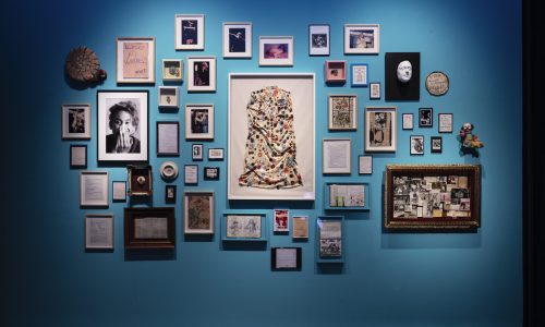 La imagen muestra la escena de Esto es teatro donde se exhiben los objetos baratos, correspondientes al artista Batato Barea.